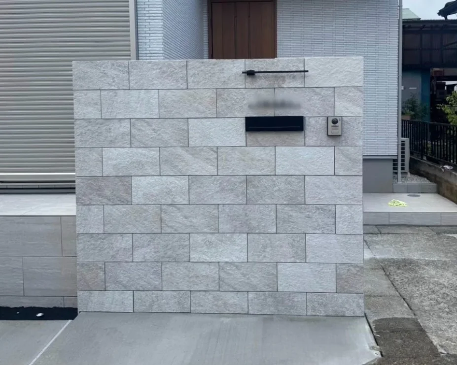 淡い石調タイルで仕上げた新築住宅の門塀施工事例