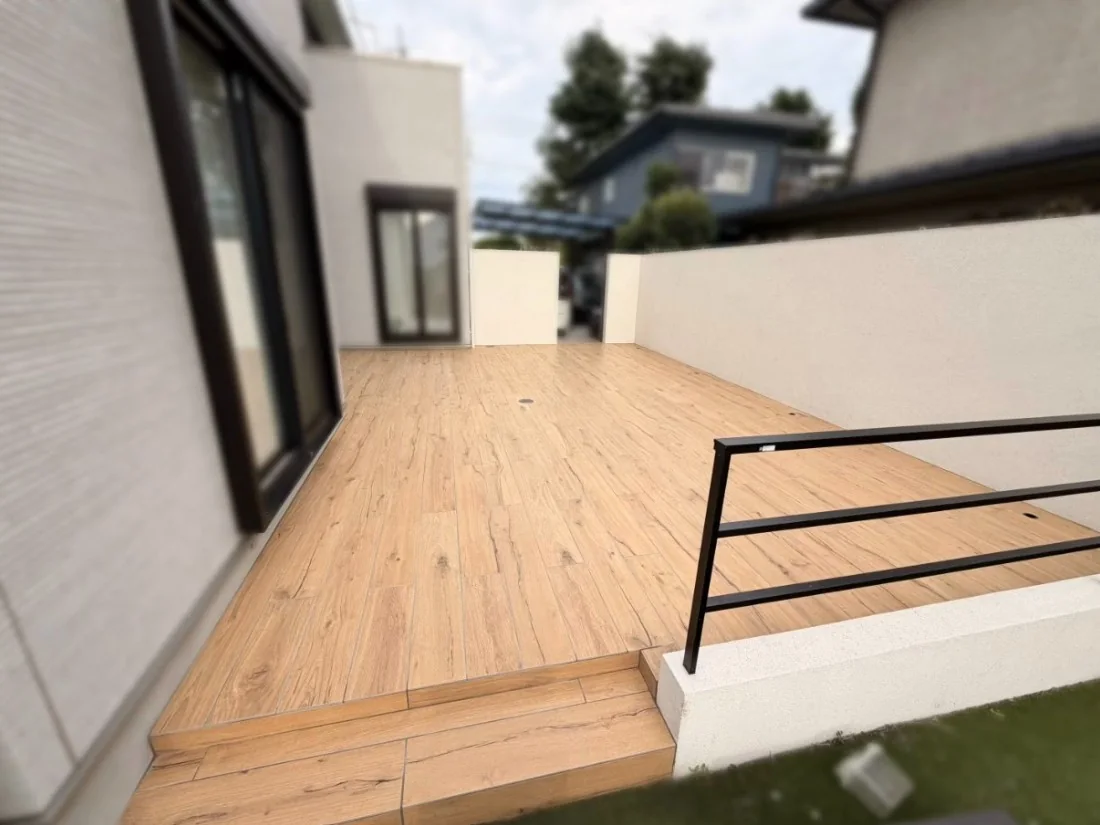 木目調タイルを使用した住宅テラスの施工事例